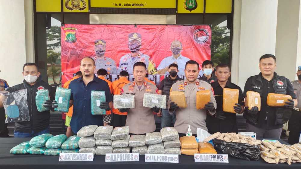 Polres Tangsel Ungkap Kg Ganja Kering Pengedar Ditangkap