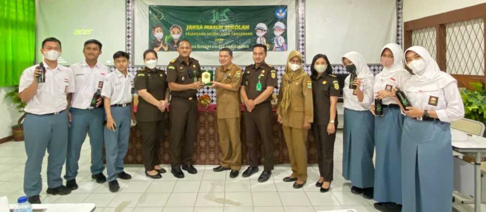 Kejari Berikan Penyuluhan Hukum Di SMAN 2 Kota Tangerang Tangerang