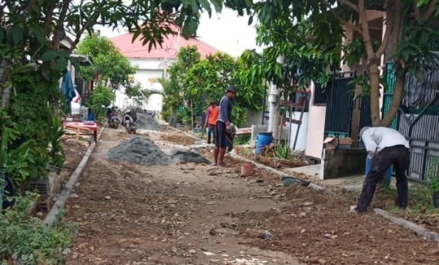 Warga Tanjakan Indah Rajeg Swadaya Bangun Jalan Perumahan Rusak